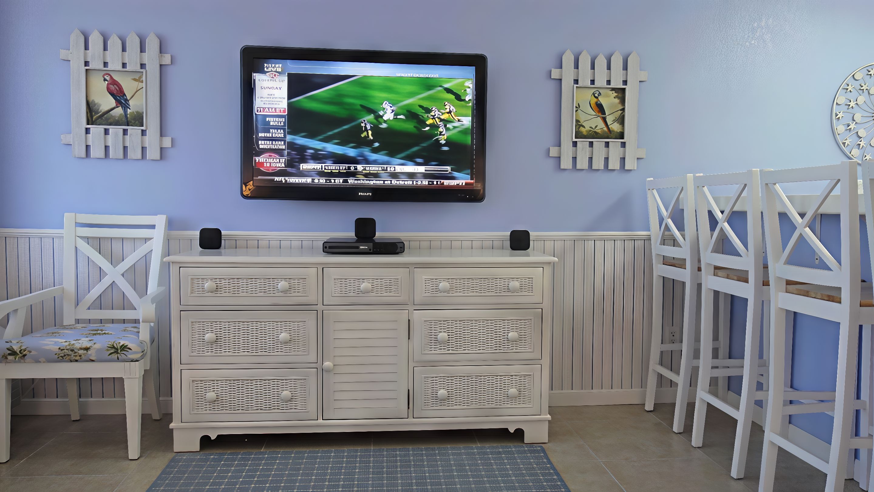 LIVING AREA: Guest Chest with 60