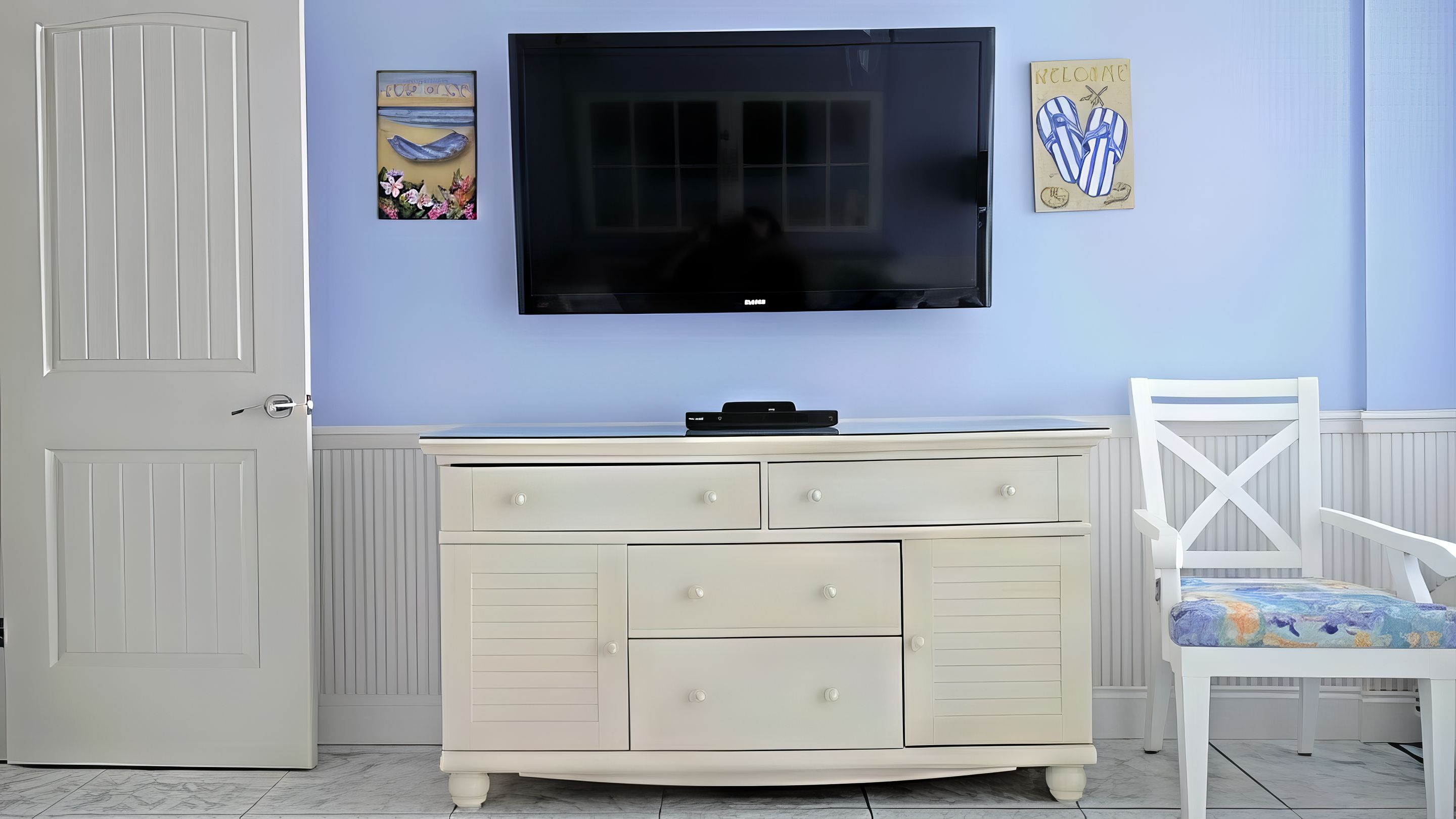 LIVING AREA: Guest Chest with 60