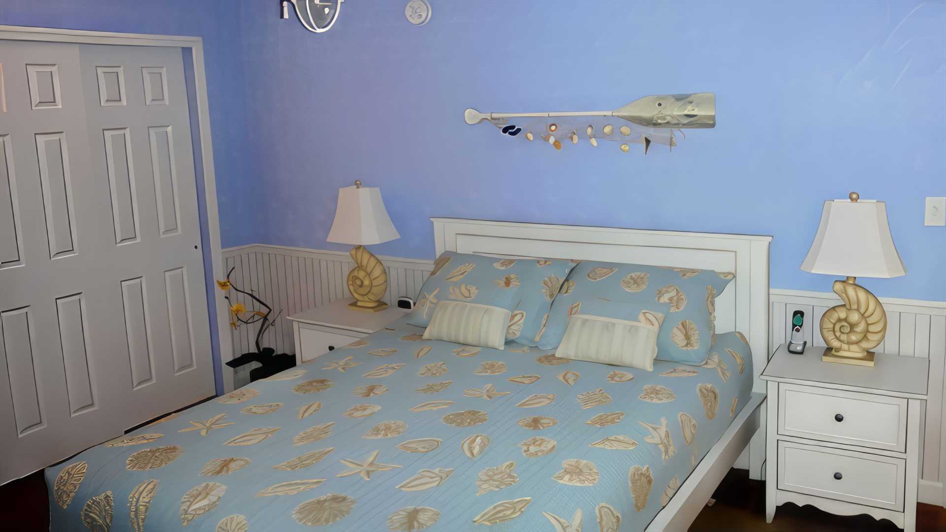 BEDROOM: Queen Bed with Underbed Storage