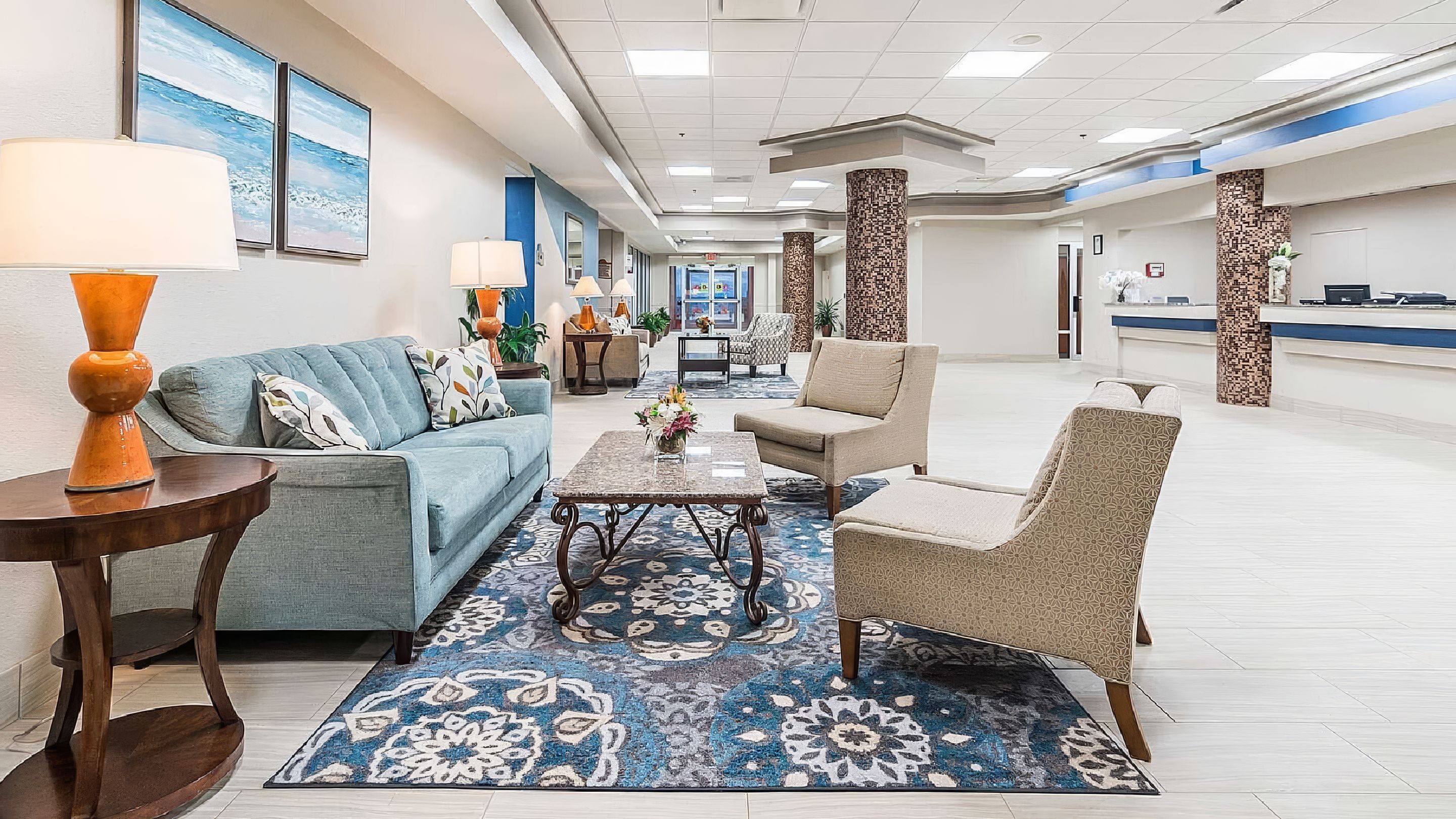 COMMON AREAS: Lobby